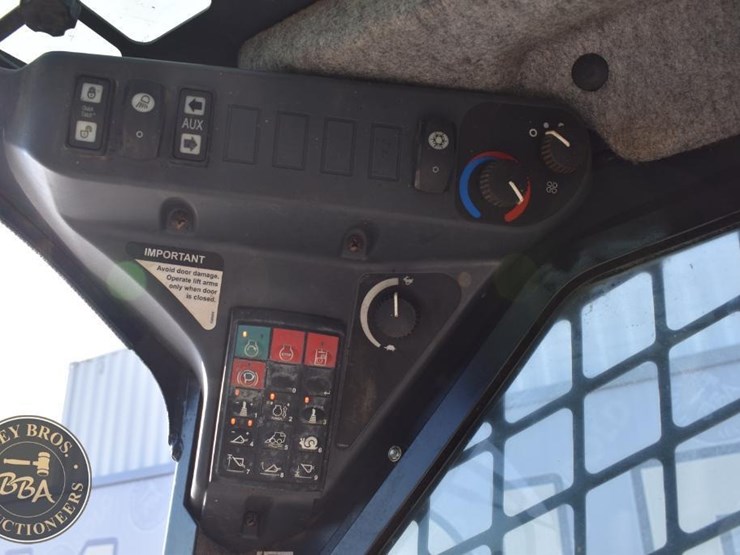 2015-deere-323e-image-43