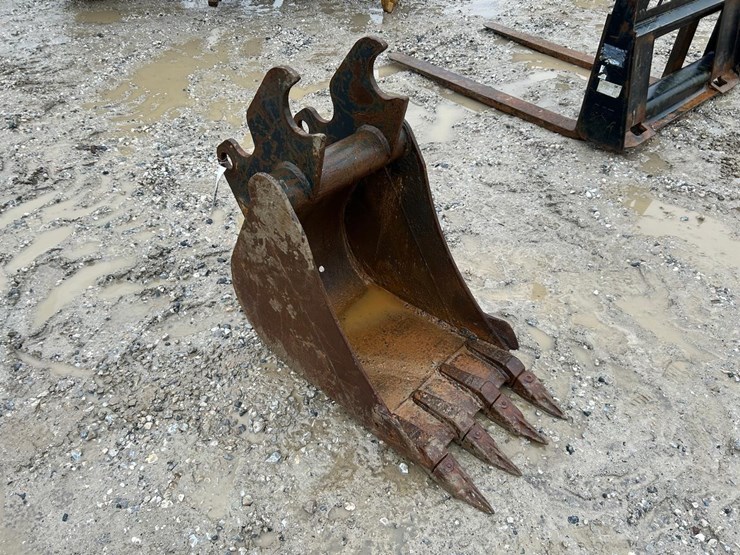 18”-excavator-bucket-for-kubota-image-1