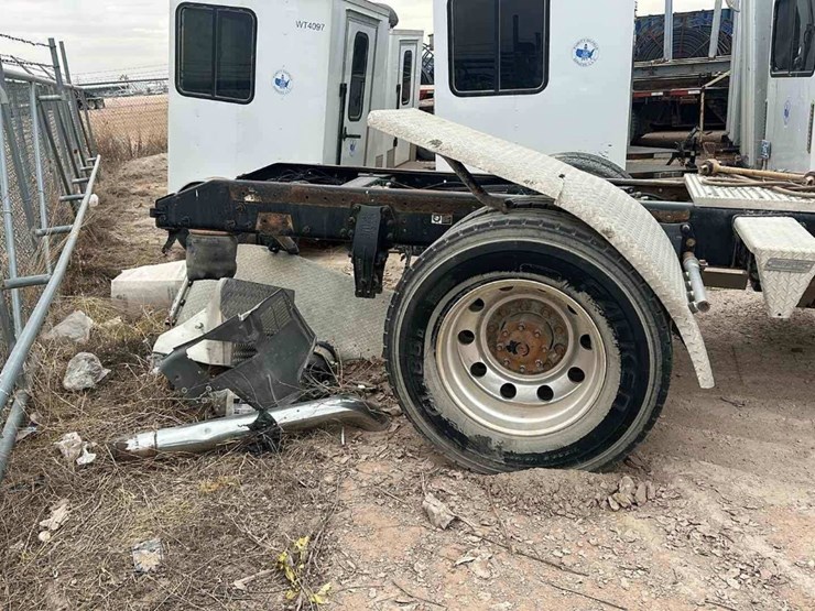 2017-peterbilt-389-image-3