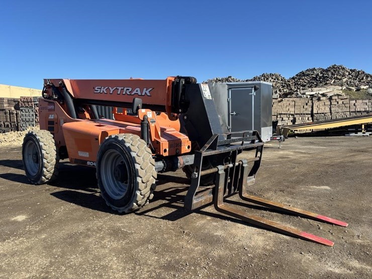 2017-jlg-8042-image-2