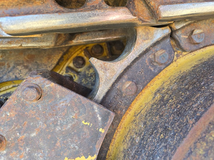 2015-caterpillar-953d-image-51