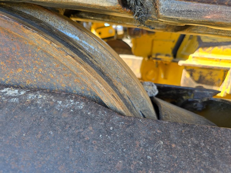 2015-caterpillar-953d-image-45