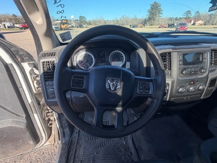 2019-ram-1500-classic-image-39