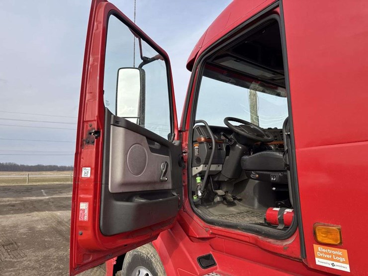 2007-volvo-vn-image-18