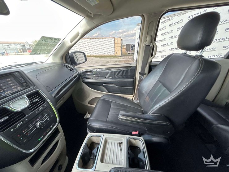 2016-chrysler-town-&-country-image-19