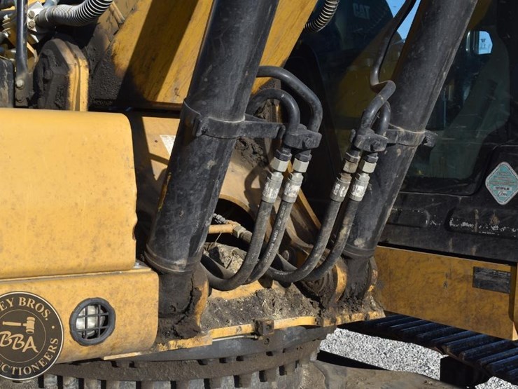 2020-caterpillar-320-image-19