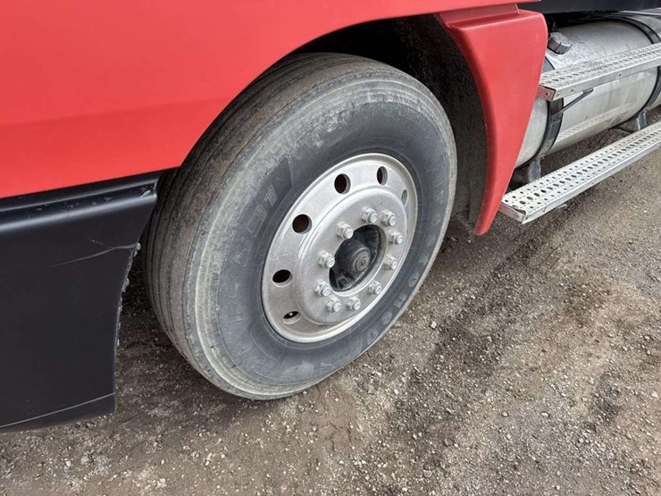 2000-freightliner-flc120-image-8