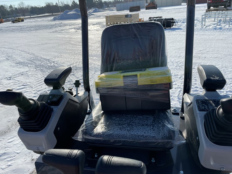 #5378-•-mx15rx-mini-excavator-image-9