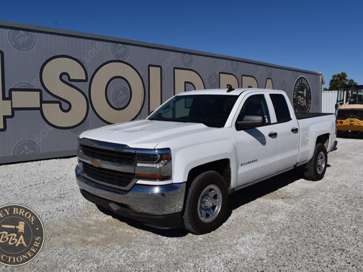 2017-chevrolet-silverado-1500-image-1