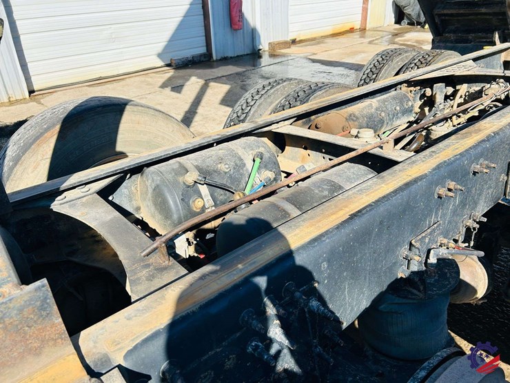 2011-volvo-truck-vhd-tri-axle-dump-truck-image-120