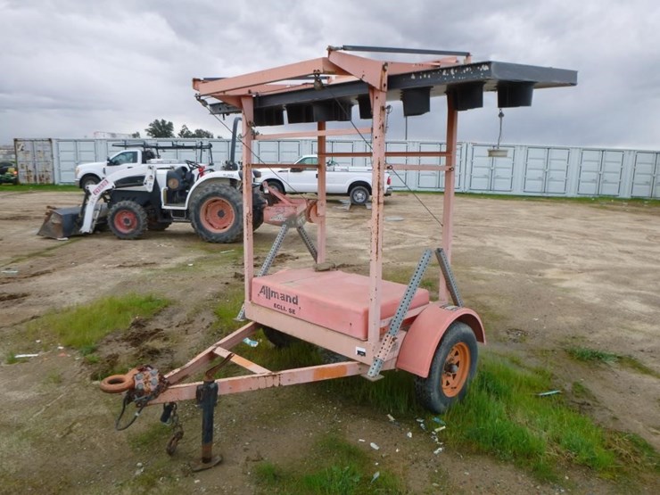 allmand-towable-arrow-board-image-1