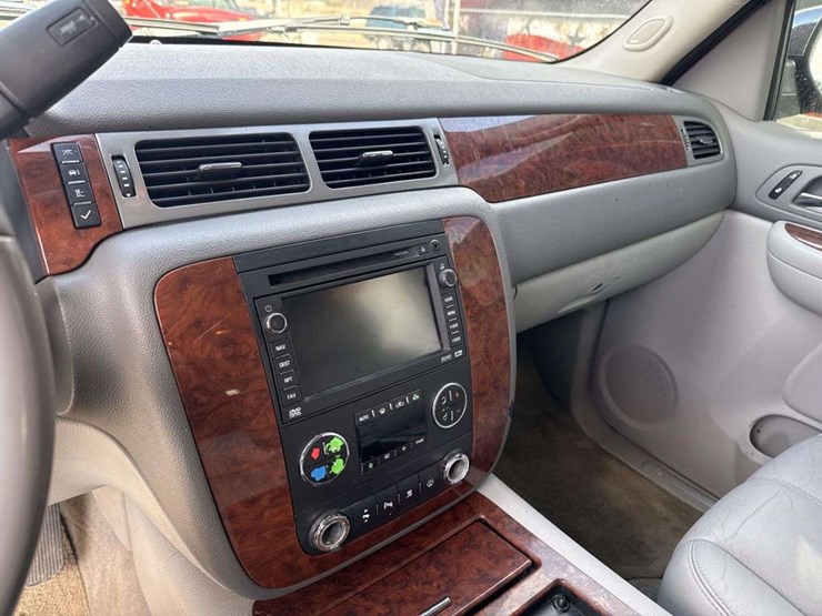 2008-chevrolet-suburban-image-18