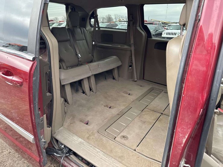 2012-chrysler-town-&-country-image-15