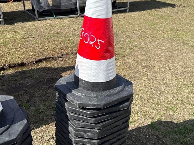 single-stack-of-safety-cones-image-1