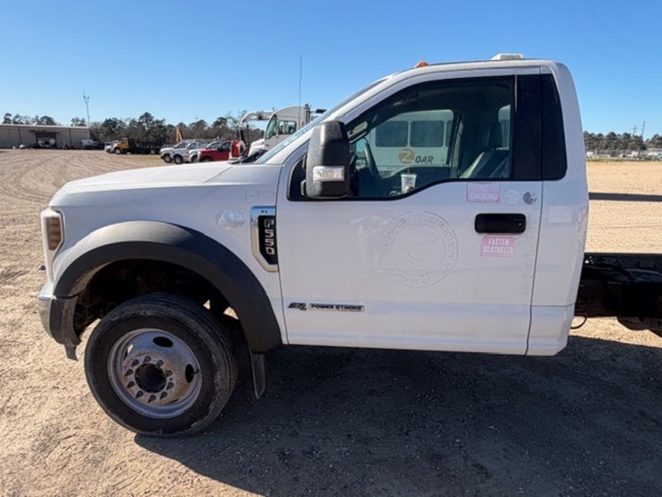 2018-ford-f550-image-17