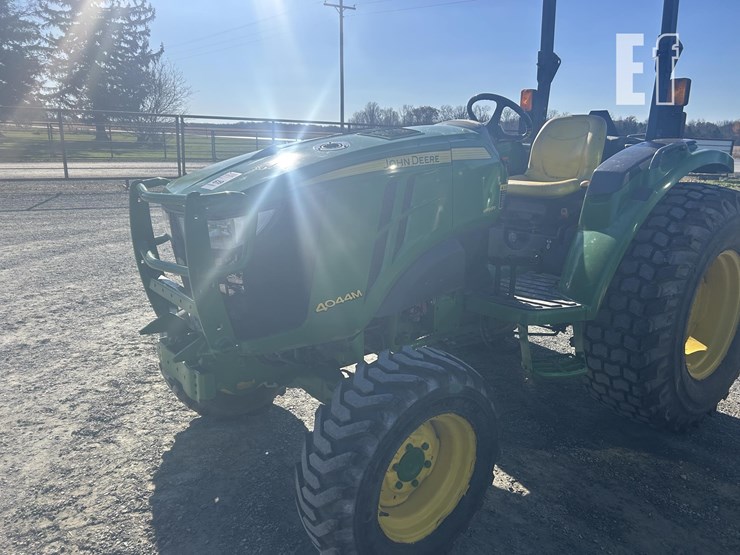 2015-john-deere-4044m-image-6