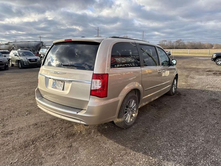 2013-chrysler-town-&-country-image-4