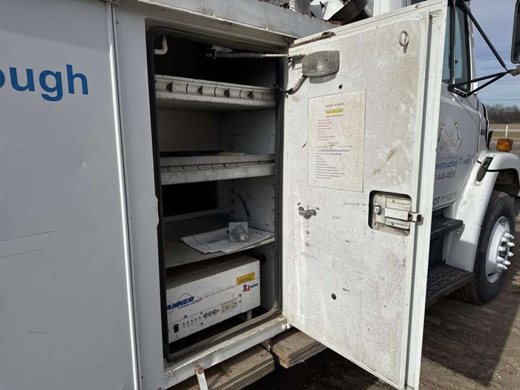 2000-freightliner-fl70-image-23