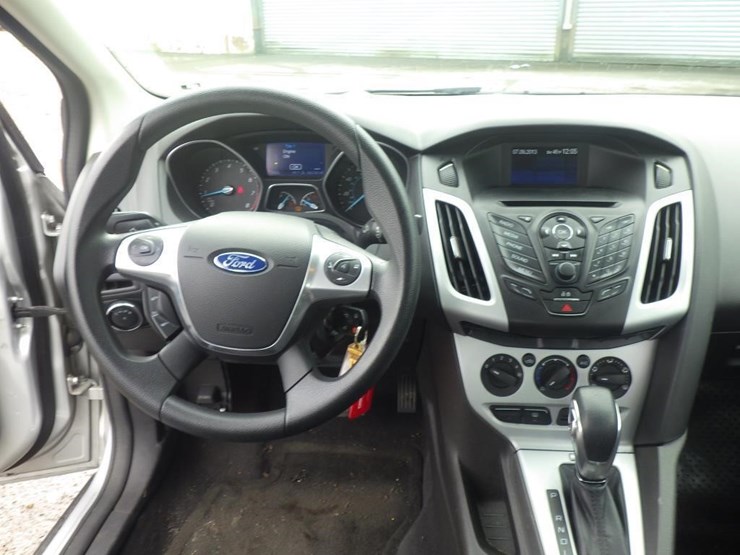 2014-ford-focus-sedan-image-9