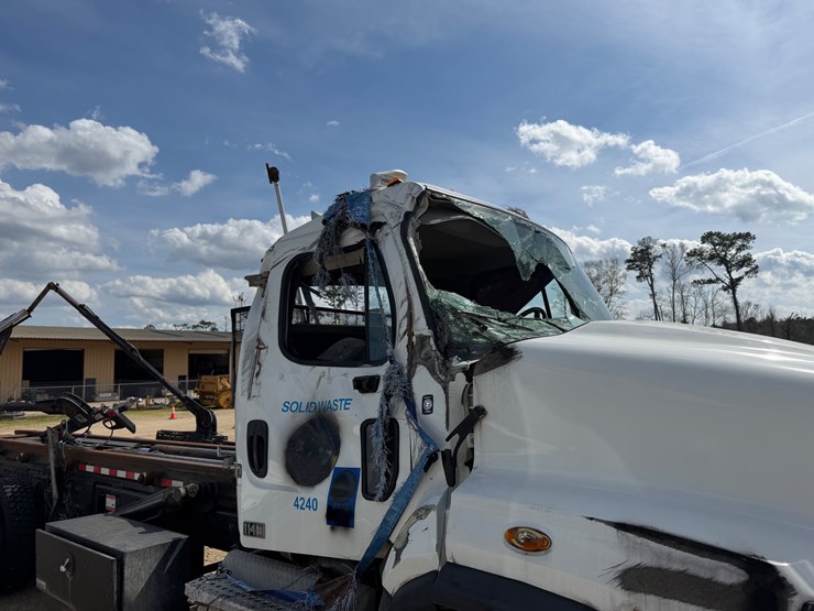 2023-freightliner-114sd-image-5