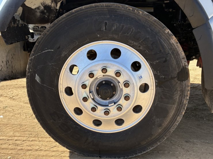 2020-peterbilt-567-image-10