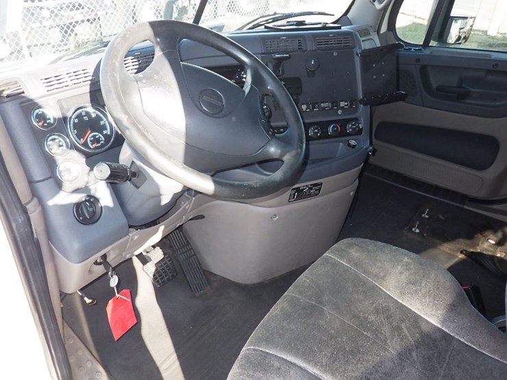 2020-freightliner-cascadia-125-image-18