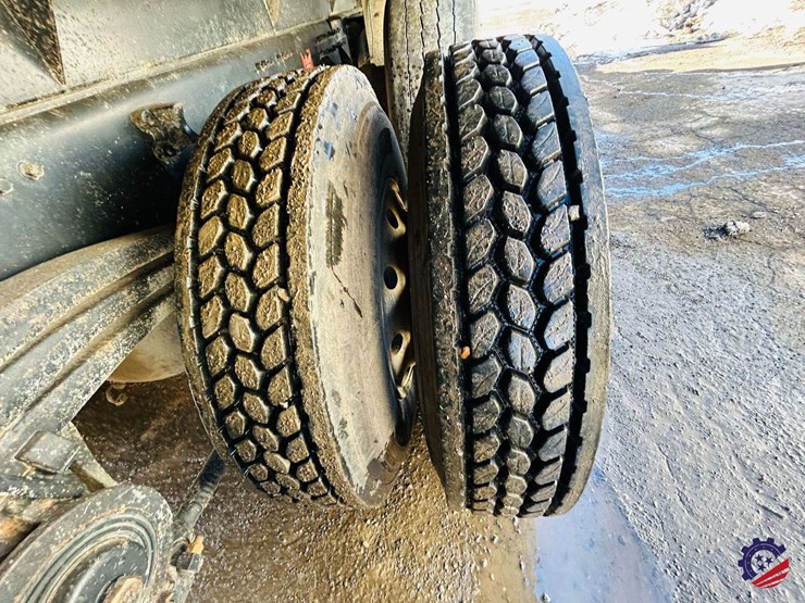 2011-volvo-truck-vhd-tri-axle-dump-truck-image-23