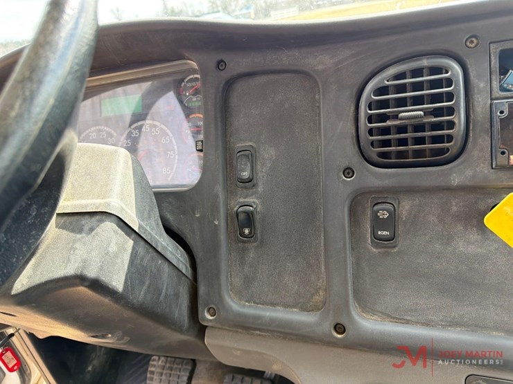 2018-freightlinerwater-truck-image-25