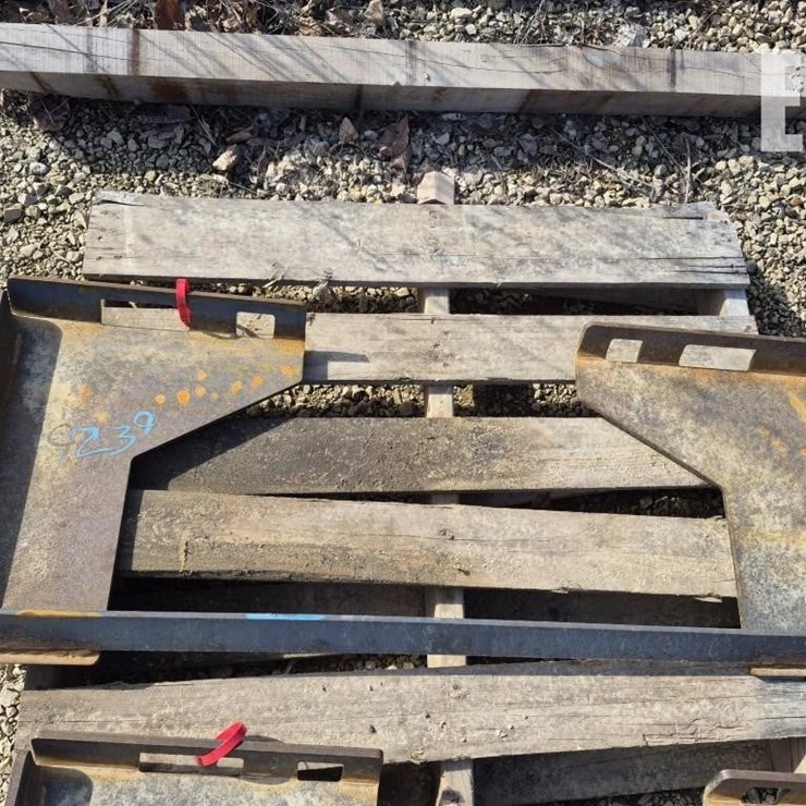 SKID STEER MOUNTING PLATE