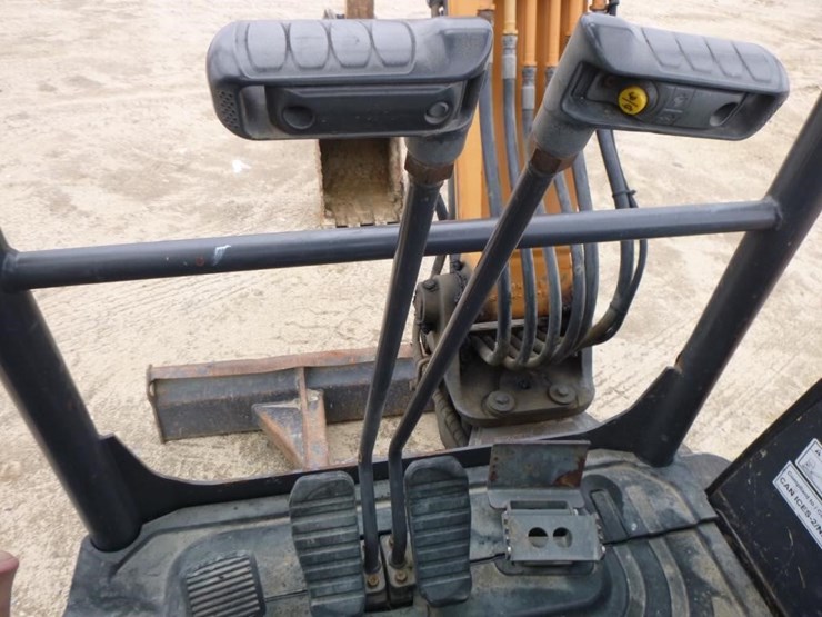 2017-case-cx33c-image-13