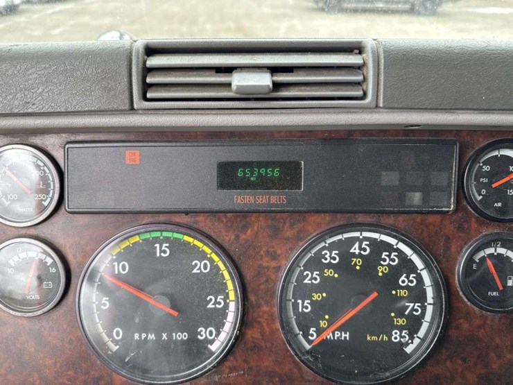 2000-freightliner-flc120-image-27