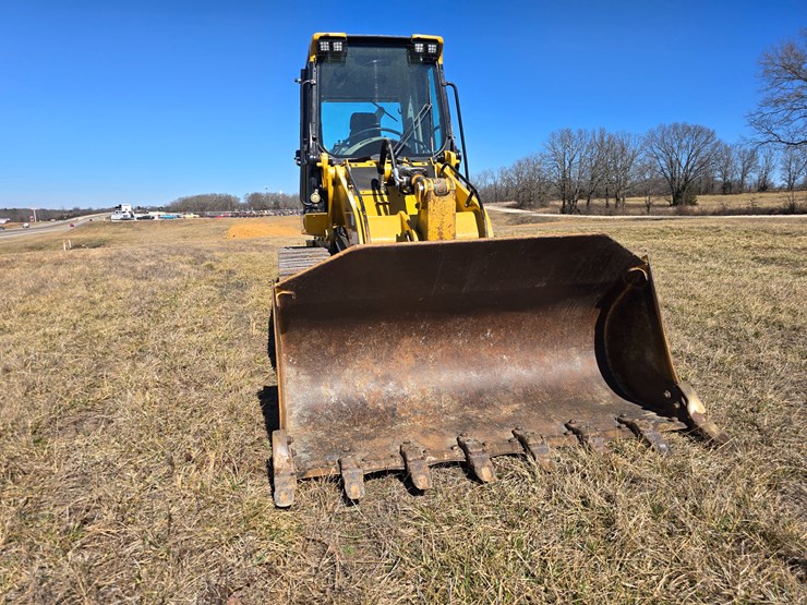 2015-caterpillar-953d-image-36