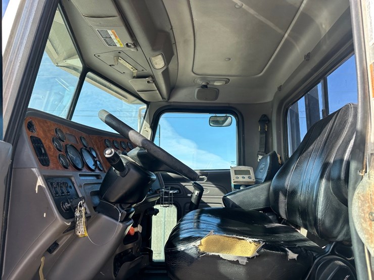 2009-peterbilt-367-image-10