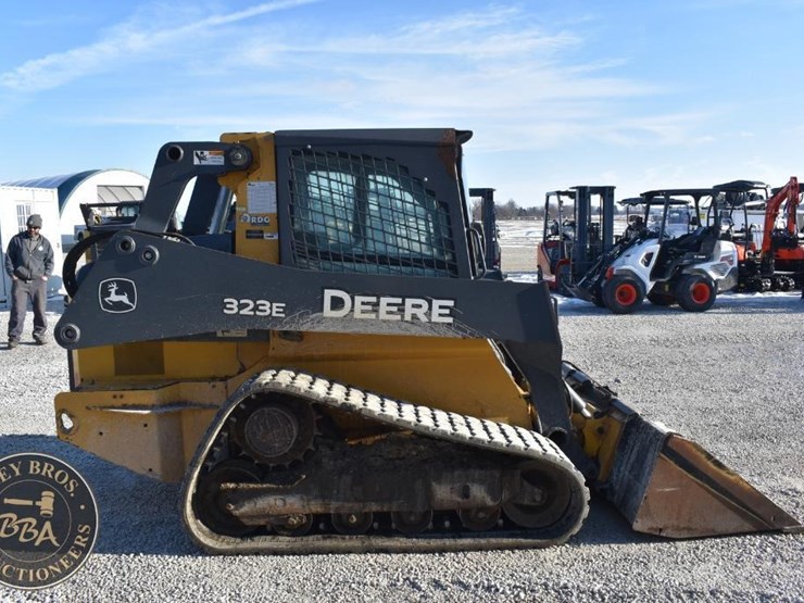 2015-deere-323e-image-16