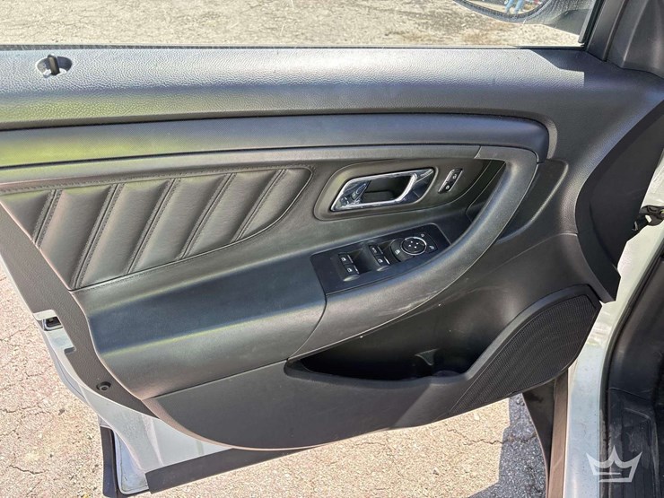 2015-ford-taurus-awd-sedan-image-9