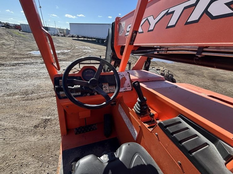 2017-jlg-8042-image-25