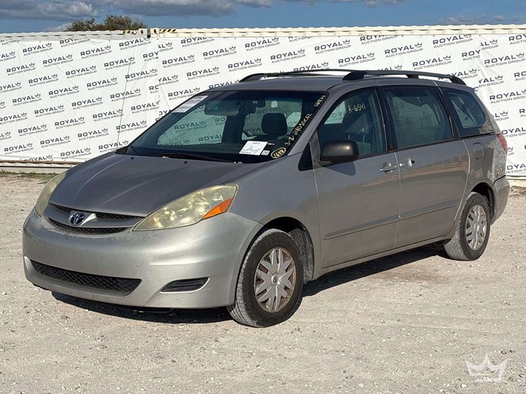 2006-toyota-sierra-ce-van-image-1