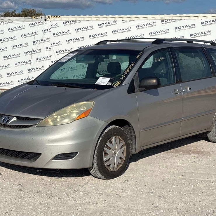 2006 Toyota Sierra CE Van