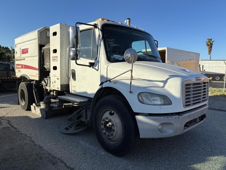 2010-freightliner-m2-106-image-2