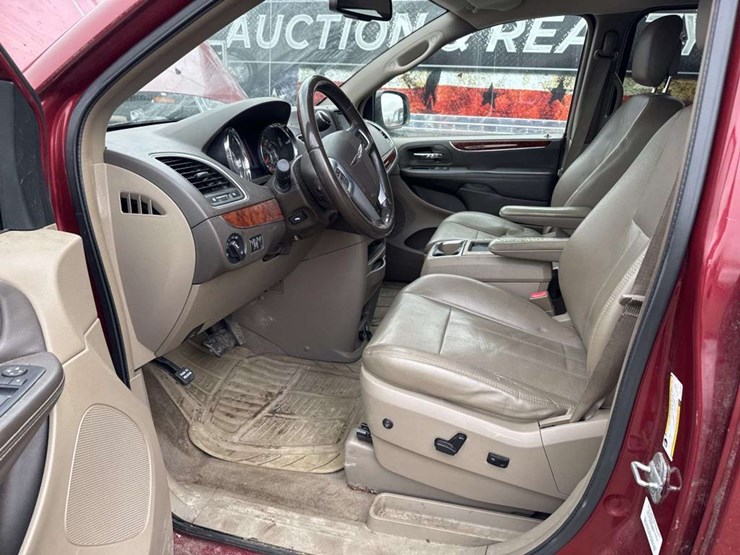 2012-chrysler-town-&-country-image-12