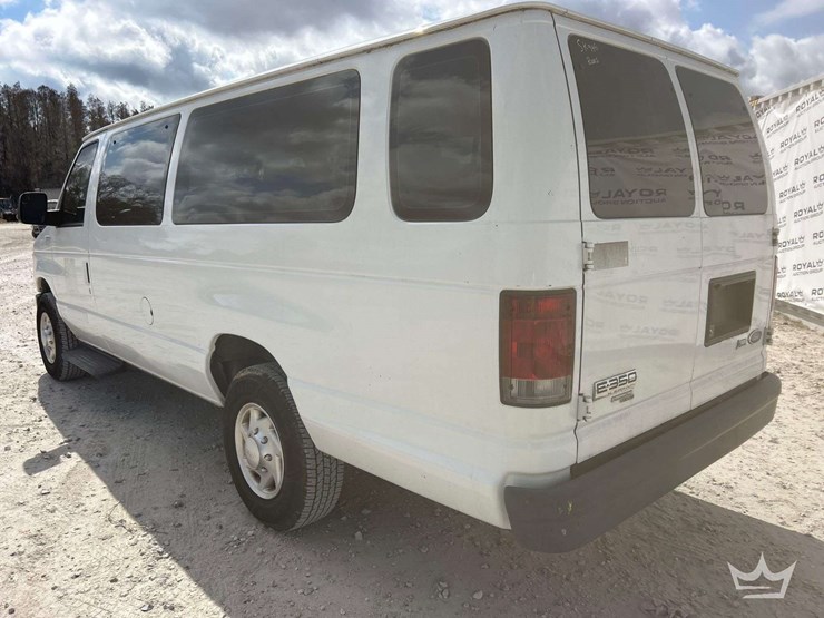 2011-ford-e350-image-4