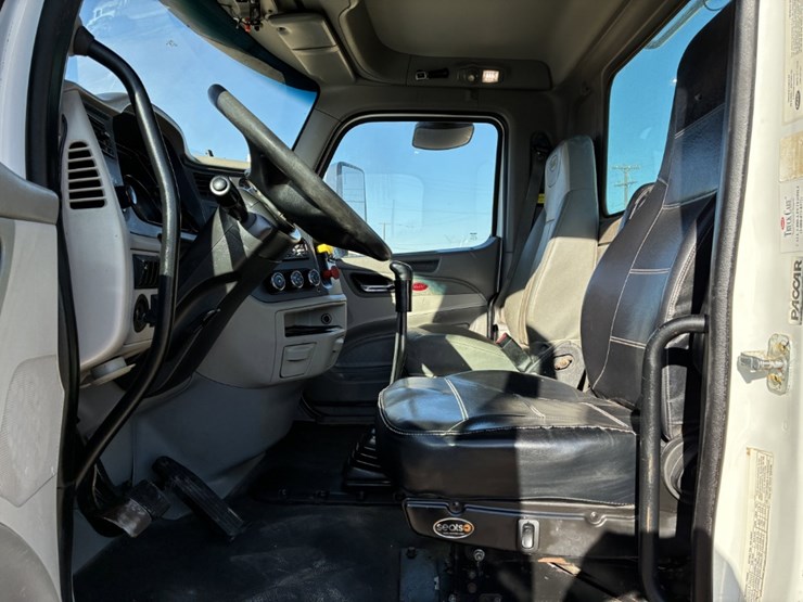 2020-peterbilt-567-image-7