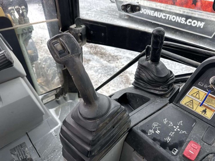 2013-caterpillar-420-image-28