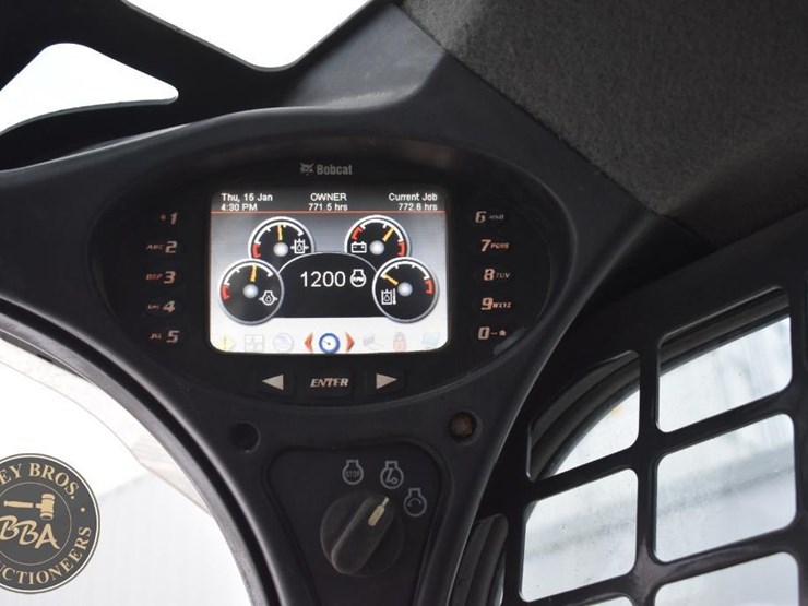 2021-bobcat-t870-image-32
