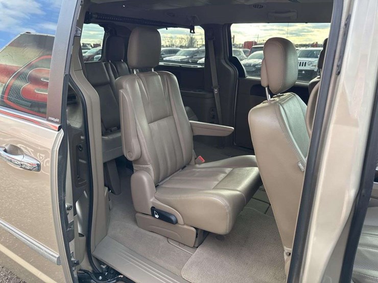 2013-chrysler-town-&-country-image-14