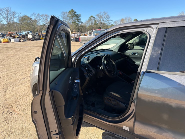 2016-ford-explorer-image-5