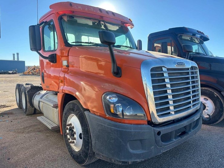 2014-freightliner-cascadia-image-2