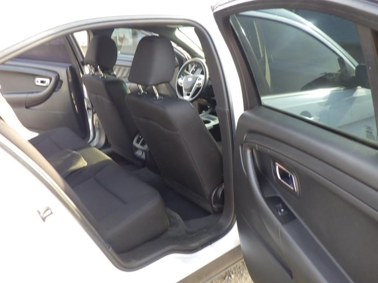 2015-ford-taurus-sedan-image-8