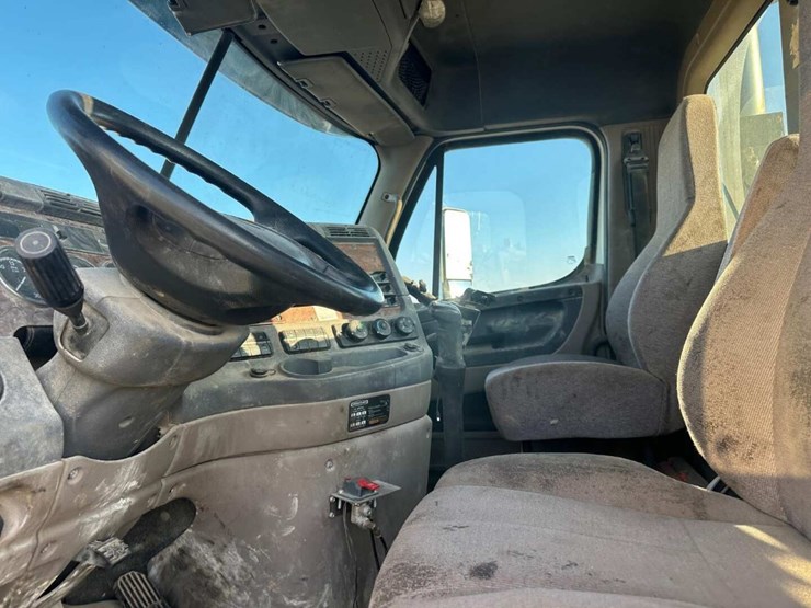 2013-freightliner-cascadia-image-7