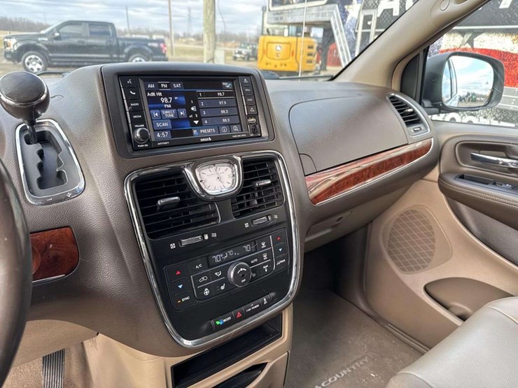 2013-chrysler-town-&-country-image-17